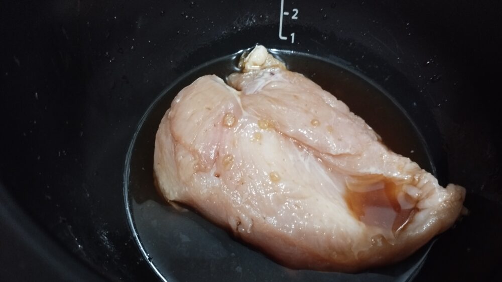 混ぜ合わせた調味料に鶏もも肉を入れる